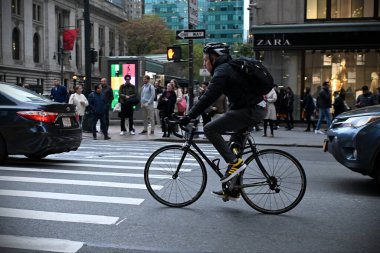 Bir bisikletçi, 31 Ekim 2023 'te New York City, ABD' de Manhattan caddesinde dolaşır..