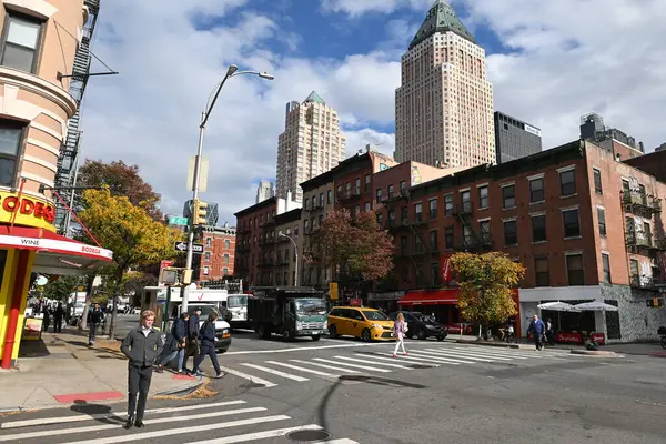 People Cross Street Manhattan November 2023 New York City Usa — Stock Photo, Image