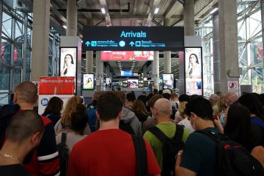 Havaalanının içinde yürüyen insan kalabalığı. Bangkok, Tayland