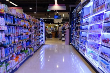 14 Şubat 'ta Bangkok, Tayland' da bir Tops süpermarketinde bir koridor ve Japon gıda sayacı görülmektedir. Tops, Tayland 'ın en büyük süpermarket zinciri. Ülke çapında 120 mağaza işletiliyor..