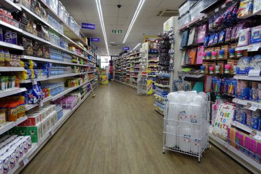 Alışveriş merkezinin rafları, süpermarket içi. 