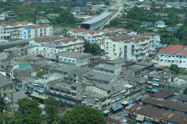 Kentsel binalarla güzel şehir manzarası      