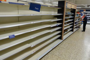 15 Mart 2020 'de Londra, İngiltere' de bir Wilko mağazasında boş raflar görülüyor..