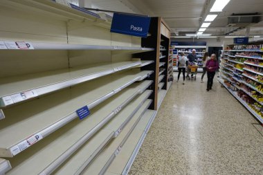 15 Mart 2020 'de Londra, İngiltere' de bir Wilko mağazasında boş raflar görülüyor..