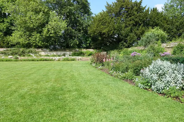 Vue Panoramique Jardin Paysager Spacieux Style Anglais Attrayant Avec Une Images De Stock Libres De Droits