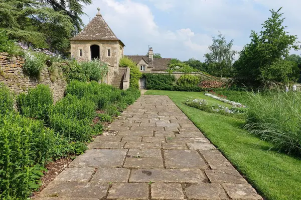 Scénický Letní Pohled Kamenitou Dlážděnou Cestu Atraktivní Anglickou Zahradou Barevnými Stock Snímky