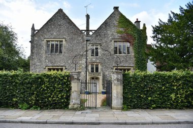 Dış görünüş ve bir İngiliz kasabasında bir caddedeki güzel eski bir malikane evi.
