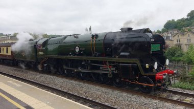 İngiliz Pullman buharlı tren motoru 16 Mayıs 2018 'de Londra, İngiltere' deki Bath Spa tren istasyonundan çekilir..