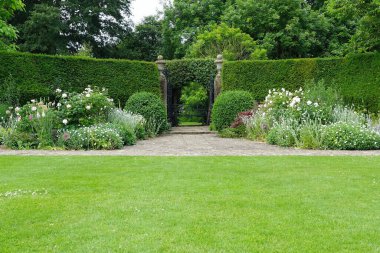 Çekici bir İngiliz tarzının manzarası. Geniş bir bahçe. Taze çimenleri biçilmiş.