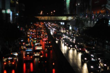 Bir şehrin gece manzarası trafik ışıkları 