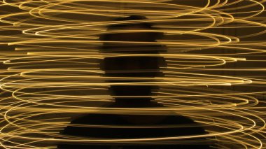 Bangalore, Karnataka, Hindistan - 12 Aralık 2021: Uzun pozlu siyah arkaplan fotoğrafı üzerinde soyut renksiz düzensiz çizgiler. Açık renkli resimler. Üst üste koymak için düzensiz desenli ışıklar