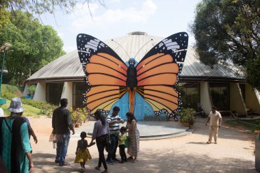 Bannerghatta Ulusal Parkı Bangalore hayvanat bahçesindeki kelebek parkına giriş. Karnataka Hindistan 'daki Orman Vahşi Yaşam Sığınakları