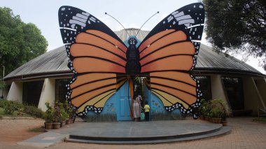 Bannerghatta Ulusal Parkı Bangalore hayvanat bahçesindeki kelebek parkına giriş. Karnataka Hindistan 'daki Orman Vahşi Yaşam Sığınakları