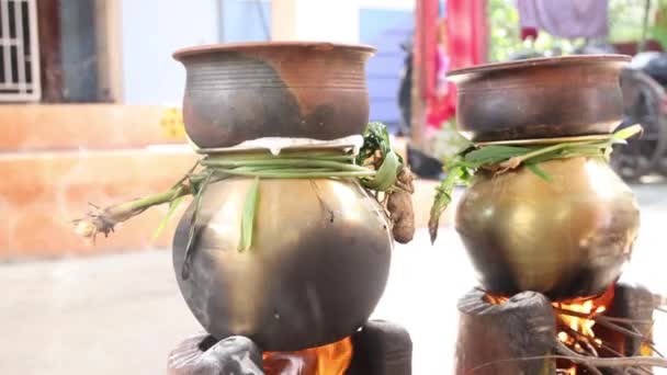 用罐子 柴火炉 水果和甘蔗向太阳神庆祝泰国的传统节日 — 图库视频影像