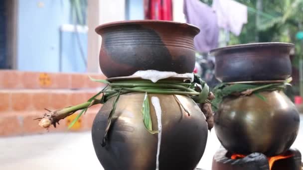 庆祝传统的泰国农历新年 向太阳神献上壶 柴火炉 水果和甘蔗 用传统方法在砂炉中制备Sakkarai或糖 — 图库视频影像