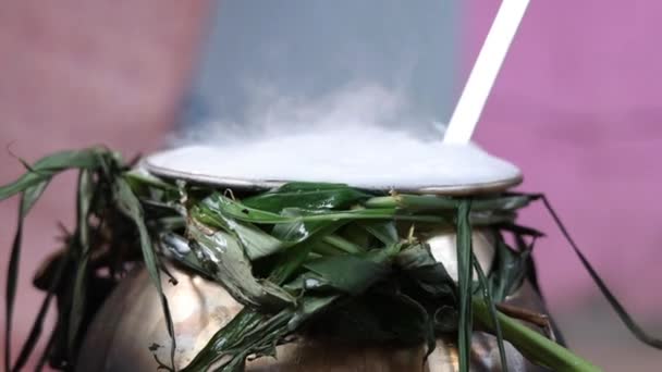 Празднуя Традиционный Тайский Фестиваль Понгал Бог Солнца Горшком Лампой Дровяной — стоковое видео