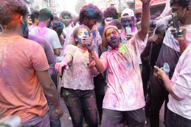 Chennai, Tamilnadu India - 08 Mart 2023: Mint Caddesi, Holi Festival Portresi veya Color Splash Holi kutlamalarında çok sayıda yerli insan tarafından renkli sokak Holi kutlaması