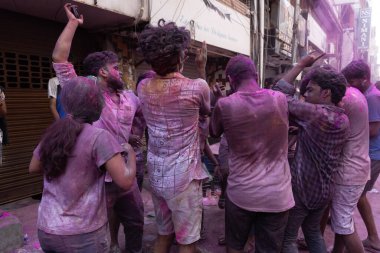Chennai, Tamilnadu India - 08 Mart 2023: Mint Caddesi, Holi Festival Portresi veya Color Splash Holi kutlamalarında çok sayıda yerli insan tarafından renkli sokak Holi kutlaması
