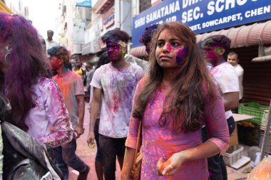 Chennai, Tamilnadu India - 08 Mart 2023: Mint Caddesi, Holi Festival Portresi veya Color Splash Holi kutlamalarında çok sayıda yerli insan tarafından renkli sokak Holi kutlaması
