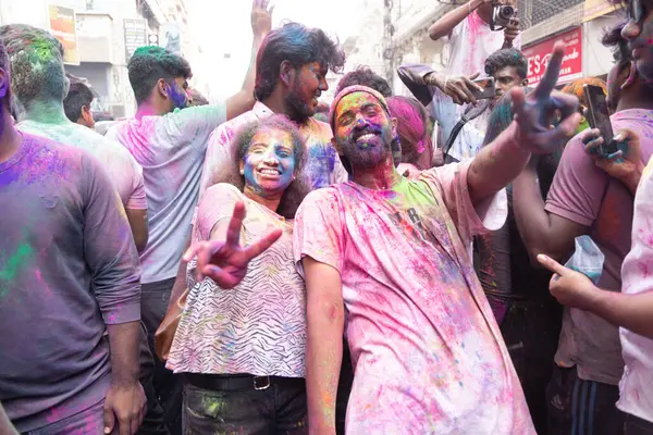 Chennai, Tamilnadu India - 08 Mart 2023: Mint Caddesi, Holi Festival Portresi veya Color Splash Holi kutlamalarında çok sayıda yerli insan tarafından renkli sokak Holi kutlaması