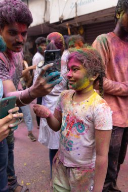 Chennai, Tamilnadu India - 08 Mart 2023: Mint Caddesi, Holi Festival Portresi veya Color Splash Holi kutlamalarında çok sayıda yerli insan tarafından renkli sokak Holi kutlaması