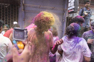 Chennai, Tamilnadu India - 08 Mart 2023: Mint Caddesi, Holi Festival Portresi veya Color Splash Holi kutlamalarında çok sayıda yerli insan tarafından renkli sokak Holi kutlaması