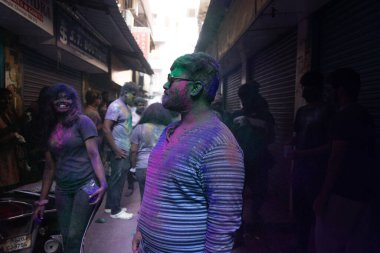 Chennai, Tamilnadu India - 08 Mart 2023: Mint Caddesi, Holi Festival Portresi veya Color Splash Holi kutlamalarında çok sayıda yerli insan tarafından renkli sokak Holi kutlaması