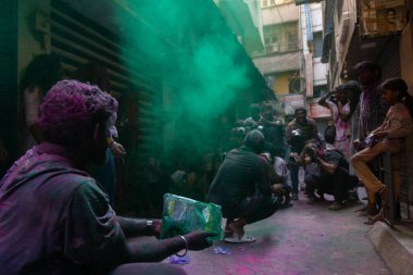 Chennai, Tamilnadu India - 08 Mart 2023: Mint Caddesi, Holi Festival Portresi veya Color Splash Holi kutlamalarında çok sayıda yerli insan tarafından renkli sokak Holi kutlaması