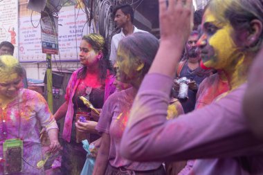 Chennai, Tamilnadu India - 08 Mart 2023: Mint Caddesi, Holi Festival Portresi veya Color Splash Holi kutlamalarında çok sayıda yerli insan tarafından renkli sokak Holi kutlaması