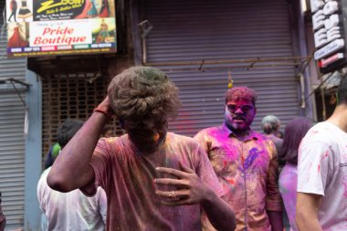 Chennai, Tamilnadu India - 08 Mart 2023: Mint Caddesi, Holi Festival Portresi veya Color Splash Holi kutlamalarında çok sayıda yerli insan tarafından renkli sokak Holi kutlaması