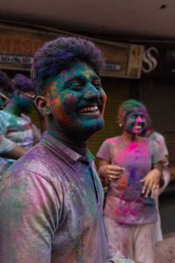 Chennai, Tamilnadu India - 08 Mart 2023: Mint Caddesi, Holi Festival Portresi veya Color Splash Holi kutlamalarında çok sayıda yerli insan tarafından renkli sokak Holi kutlaması