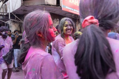 Chennai, Tamilnadu India - 08 Mart 2023: Mint Caddesi, Holi Festival Portresi veya Color Splash Holi kutlamalarında çok sayıda yerli insan tarafından renkli sokak Holi kutlaması