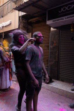 Chennai, Tamilnadu India - 08 Mart 2023: Mint Caddesi, Holi Festival Portresi veya Color Splash Holi kutlamalarında çok sayıda yerli insan tarafından renkli sokak Holi kutlaması