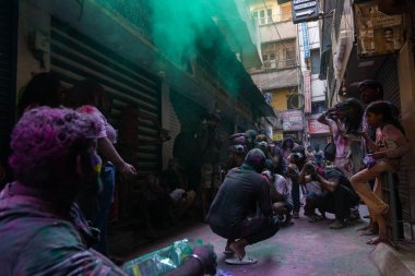 Chennai, Tamilnadu India - 08 Mart 2023: Mint Caddesi, Holi Festival Portresi veya Color Splash Holi kutlamalarında çok sayıda yerli insan tarafından renkli sokak Holi kutlaması