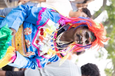 Chennai, Tamilnadu India - 25 Haziran 2023: Gururlu gökkuşağı bayrağı ve bayrağı taşıyan bir grup insanın dikiz görüntüsü.