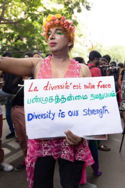 Chennai, Tamilnadu India - 25 Haziran 2023: Gururlu gökkuşağı bayrağı ve bayrağı taşıyan bir grup insanın dikiz görüntüsü.