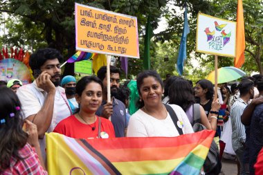 Chennai, Tamilnadu India - 25 Haziran 2023: Gururlu gökkuşağı bayrağı ve bayrağı taşıyan bir grup insanın dikiz görüntüsü.