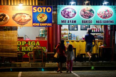 Merkez Java, Endonezya - 4 Mart 2023: Dinlenme Alanı KM 429 A Semarang Solo. Geleneksel gıda satan tipik Endonezya Warung 'u. Bir grup insan, yiyecek bir şeyler bulmak için geceleyin mekanı ziyaret etti..