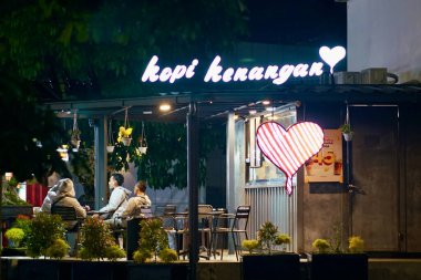 Merkez Java, Endonezya - 4 Mart 2023: Dinlenme Alanı KM 429 A Semarang Solo. Kopi Kenangan 'ın gece yarısı kiracısı. Küçük bir grup insan dışarıda oyalanıyor..