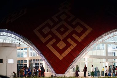 Merkez Java, Endonezya - 4 Mart 2023: Dinlenme Alanı KM 429 A Semarang Solo. Sabah namazından sonra cami cemaati mekanı terk ediyor. Şafak vakti görünüm.