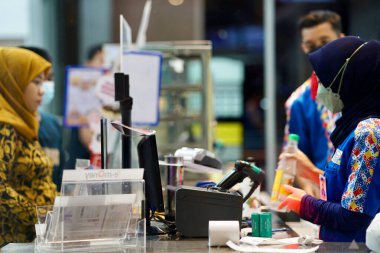 Merkez Java, Endonezya - 5 Mart 2023: Dinlenme Alanı KM 456 B. Müşteri ve kasiyer arasındaki perakende alım satım.