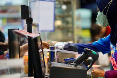 Merkez Java, Endonezya - 5 Mart 2023: Dinlenme Alanı KM 456 B. Müşteri ve kasiyer arasındaki perakende alım satım.