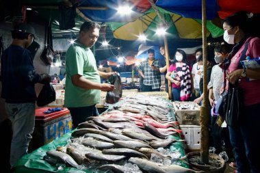 Jakarta, Endonezya - 3 Haziran 2023: Muara Karang balık pazarında satıcı ve alıcı alışverişi.