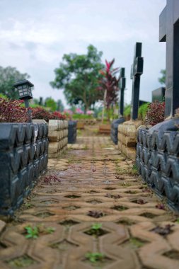 Katolik mezarlığı yaya yolu gözenekli.