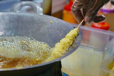 Endonezya sokak yiyecekleri üretme süreci, yumurta rulosu (telur gulung). Lezzetli, lezzetli, ucuz yiyecekler..