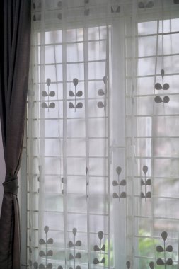 Minimalist çiçek desenli yarı şeffaf bir perde (vitrase)