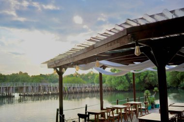 Altın saat boyunca, sahil mangrov ormanları bölgesinde rahat bir kafe. Yürüme mesafesinde bir bambu köprüsü var..
