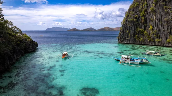 Fotoğrafta Sazdan Çatılı Canlı Bir Tropikal Tekne Güzel Bir Sahil — Stok fotoğraf