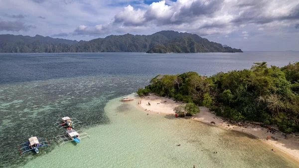 Fotoğrafta Sazdan Çatılı Canlı Bir Tropikal Tekne Güzel Bir Sahil — Stok fotoğraf