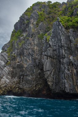 Bu fotoğraf Filipinler 'in şaşırtıcı derecede engebeli kıyı şeridini gösteriyor. Bir dizi kayalık çıkıntılar, dalgalar tarafından pürüzsüz aşınmış, ufukta uzanan, turkuaz deniz çevrelerinde dönerken.